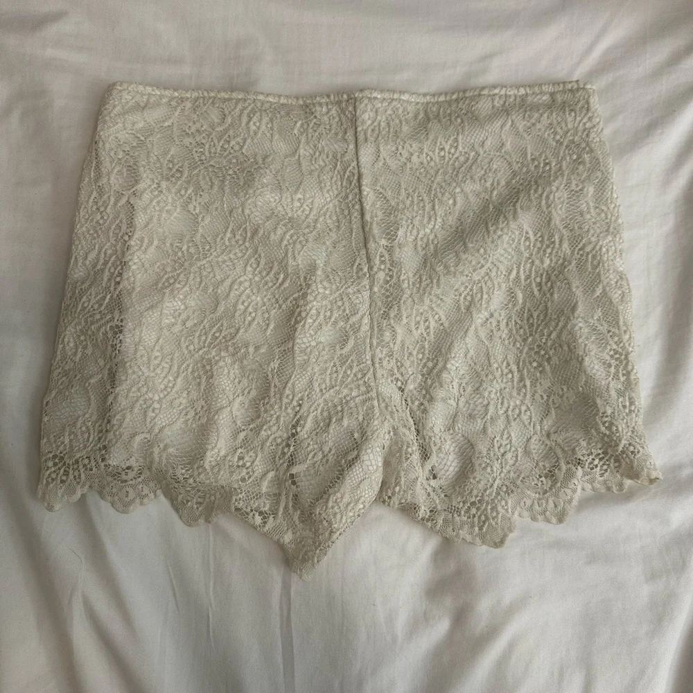 Lace offf white shorts - Picture 3 of 8